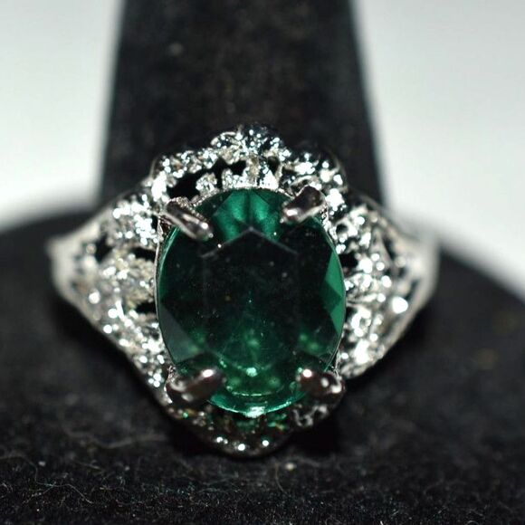NWOT Enchanting Emerald Green Beveled Crystal Filigree Silver Tone Size 11 Ring - Picture 1 of 3